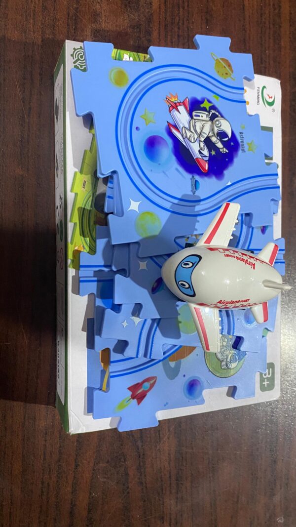 Puzzle Track Car Play Set / DIY Building Block Train Rail Car Toy Puzzle Race Track (random design )