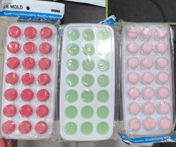 21 Grid Pop Up Ice Cube Tray With Lid Cover  (Random color)