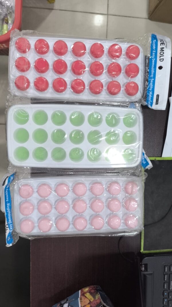 21 Grid Pop Up Ice Cube Tray With Lid Cover  (Random color)