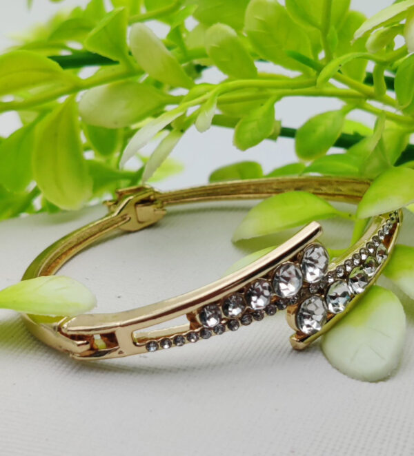 Radiant Elegance Adjustable Crystal Bracelet – | Best Quality Artificial Bracelet For Girls & Women | Imported Glamour for Every Occasion | Elegant Design
